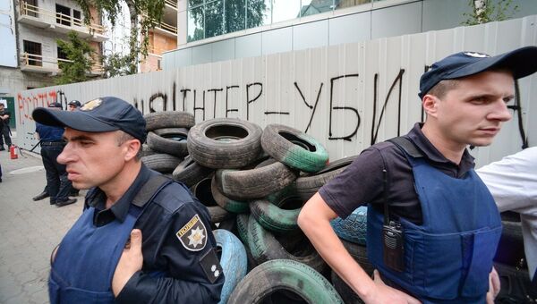 Сотрудники полиции у здания телеканала Интер в Киеве. Архивное фото