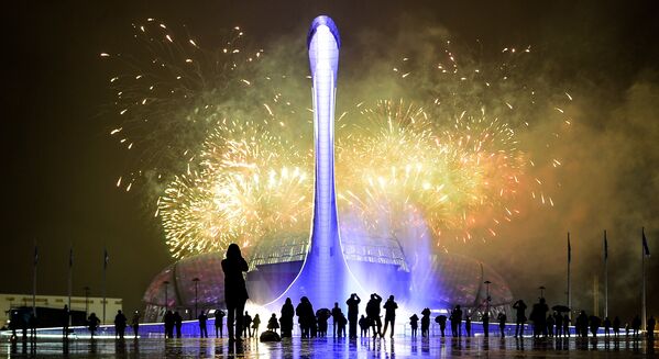 Салют над стадионом Фишт во время церемонии закрытия XI зимних Паралимпийских игр в Сочи
