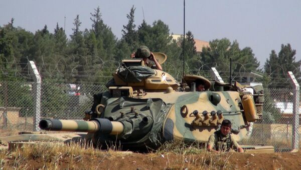 Турецкий танк в городе Суруч недалеко от границы с Сирией. Архивное фото
