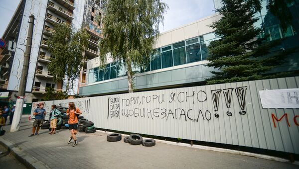 Прохожие у здания украинского телеканала Интер в Киеве