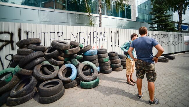 Прохожие у здания украинского телеканала Интер в Киеве