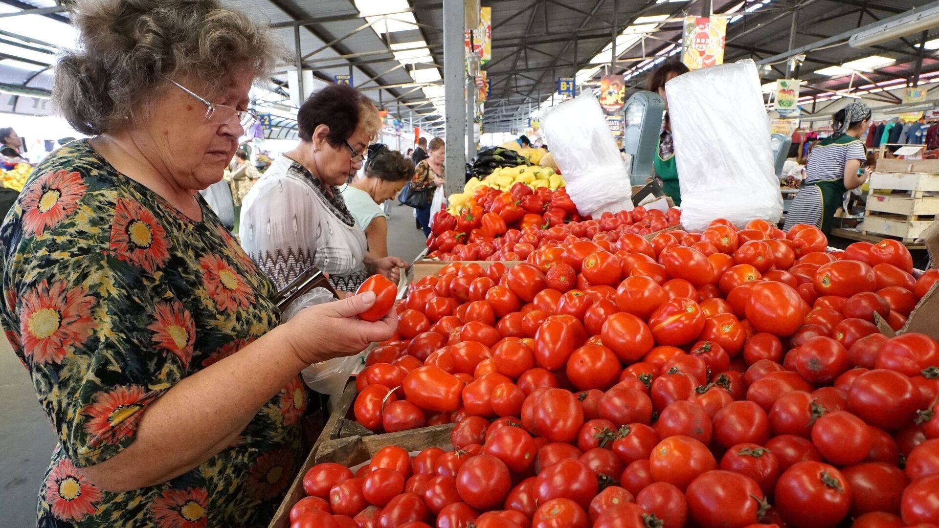 Продажа томатов на Центральном продовольственном рынке Калининграда - РИА Новости, 1920, 29.06.2022