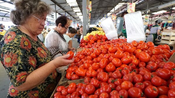 Продажа томатов на Центральном продовольственном рынке Калининграда. Архивное фото