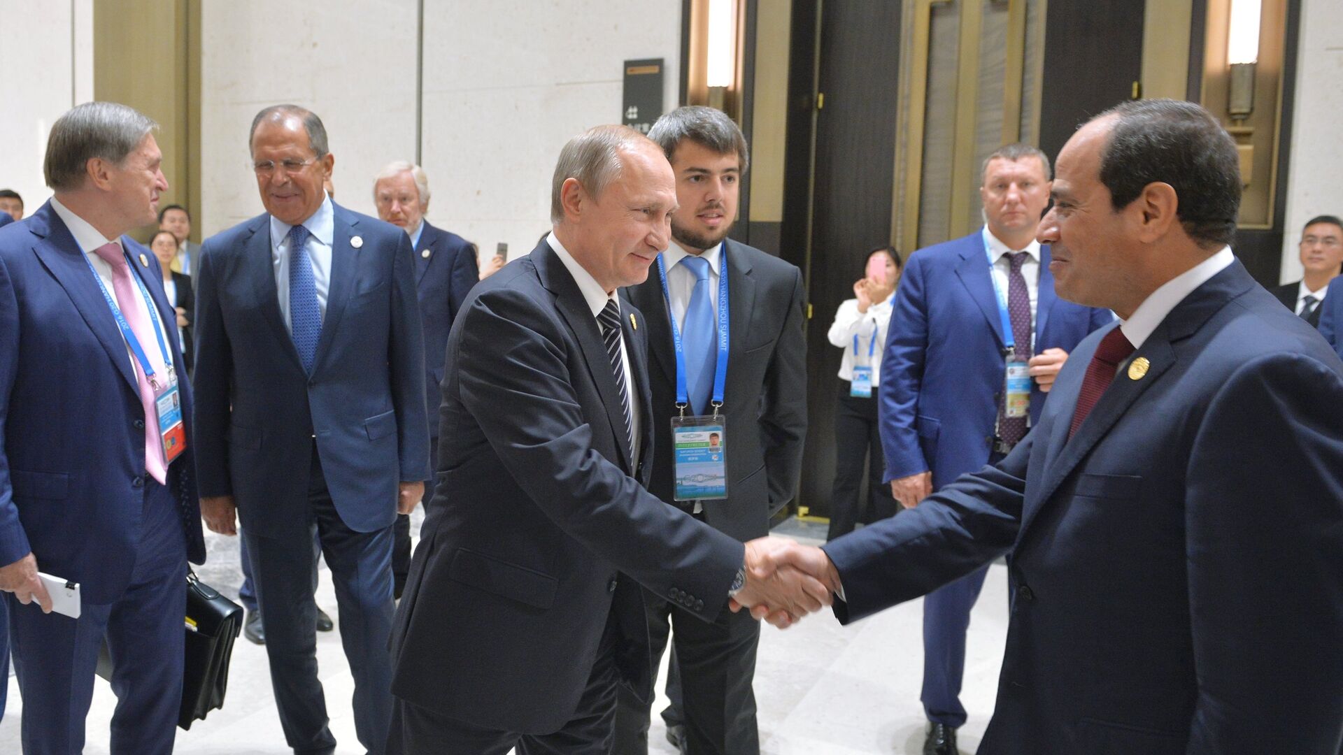 Президент РФ Владимир Путин (в центре) и президент Египта Абдель Фаттах ас-Сиси (справа) во время встречи в рамках саммита Группы двадцати G20 в Ханчжоу - РИА Новости, 1920, 25.12.2021