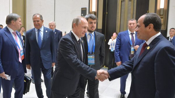 Президент РФ Владимир Путин (в центре) и президент Египта Абдель Фаттах ас-Сиси (справа) во время встречи в рамках саммита Группы двадцати G20 в Ханчжоу