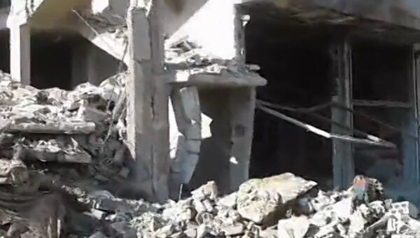 Разрушенные здания и дыры вместо окон - последствия взрыва возле КПП в Хомсе