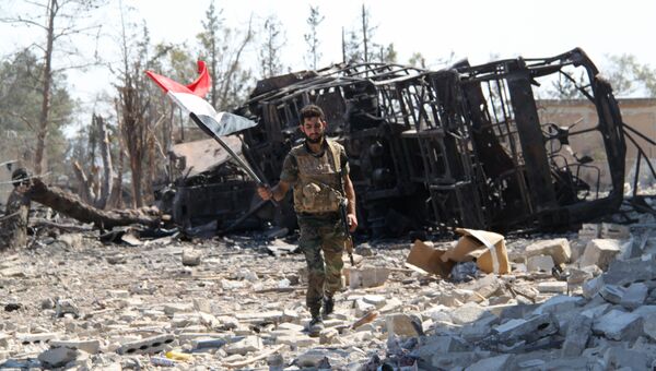 Сирийский военный на освобожденной от боевиков территории. Архивное фото