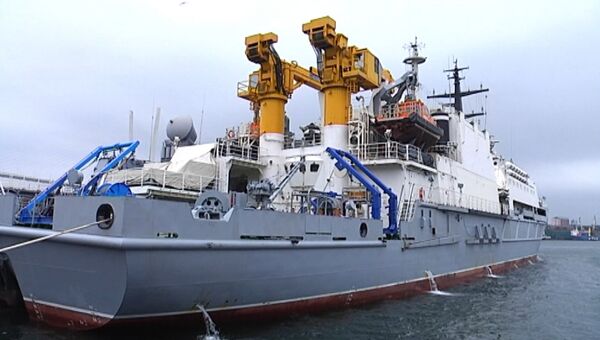 Пушечный залп и объятия - судно Игорь Белоусов встретили во Владивостоке