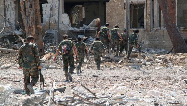 Сирийские военные на освобожденной от боевиков территории военных училищ в Алеппо