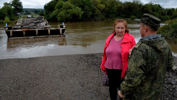 Переправа через реку в селе Кроуновка Приморского края после тайфуна Лайонрок. Архивное фото