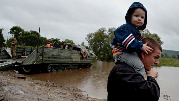 Переправа через реку в селе Кроуновка Приморского края после тайфуна Лайонрок