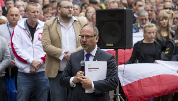 Посол Польши в Великобритании Эдвард Рачиньский на траурном митинге в городе Харлоу, где в результате драки с подростками погиб сорокалетний поляк