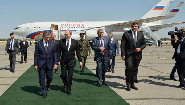 Президент РФ Владимир Путин во время встречи в аэропорту Самарканда. 6 сентября 2016