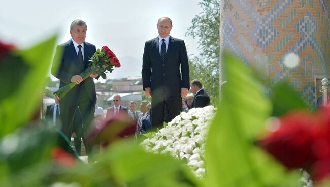 Президент РФ Владимир Путин (справа) с премьер-министром республики Шавкатом Мирзиёевым на церемонии возложения цветов к могиле первого президента Узбекистана Ислама Каримова на историческом кладбище Шахи-Зинда в Самарканде. 6 сентября 2016