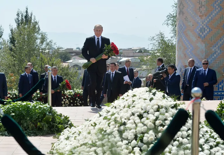 Президент РФ Владимир Путин на церемонии возложения цветов к могиле первого президента Узбекистана Ислама Каримова. 6 сентября 2016 Президент РФ Владимир Путин на церемонии возложения цветов к могиле первого президента Узбекистана Ислама Каримова. 6 сентября 2016