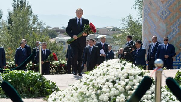 Президент РФ Владимир Путин на церемонии возложения цветов к могиле первого президента Узбекистана Ислама Каримова. 6 сентября 2016