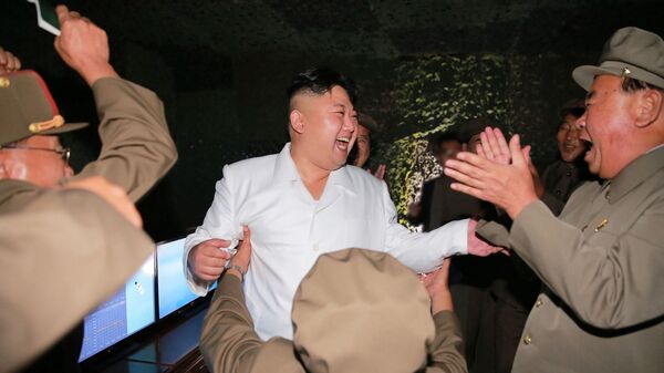 Лидер КНДР Ким Чен Ын во время испытаний баллистической ракеты. Архивное фото