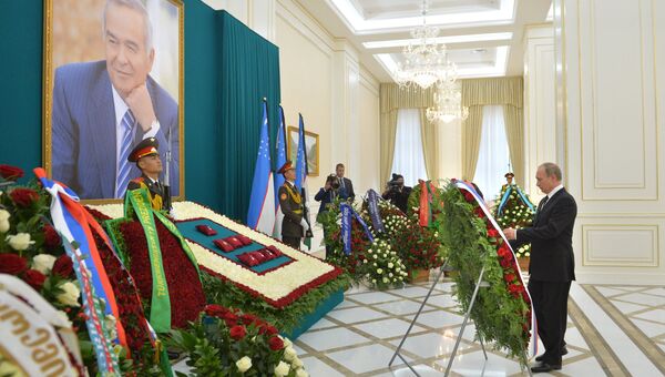 Президент РФ Владимир Путин возложил венок к фотографии Ислама Каримова в самаркандской резиденции президента Узбекистана. 6 сентября 2016