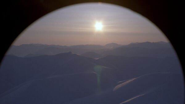 Вид на окрестности Чукотки из иллюминатора самолета. Архивное фото