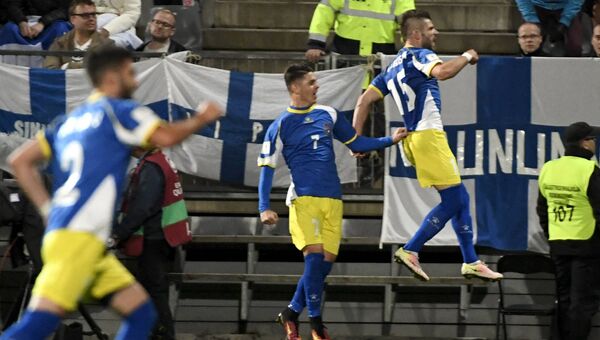 Игроки сборной Косово радуются забитому голу в матче со сборной Финляндии. 5 сентября 2016