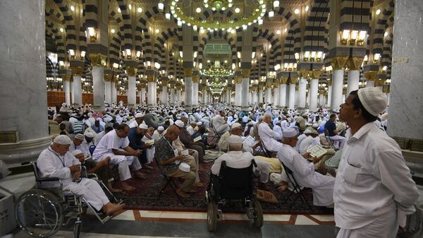 Паломники, прибывающие на хадж в Мекку, совершают намаз в мечети Пророка в Медине