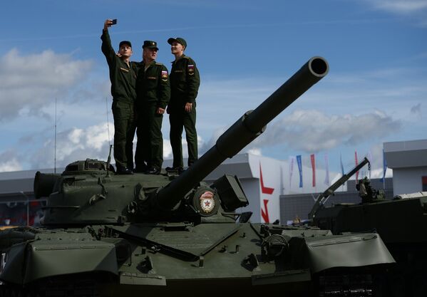 Военнослужащие фотографируются на фоне образцов военной техники в открытой экспозиции на Международном военно-техническом форуме АРМИЯ-2016