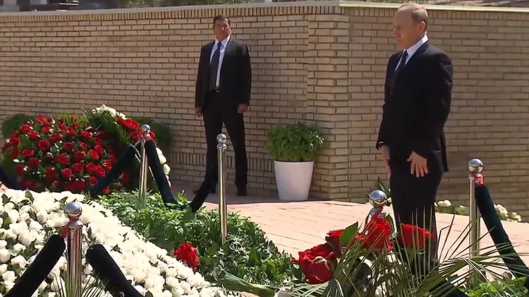 Путин возложил цветы на могилу Каримова в Самарканде Путин возложил цветы на могилу Каримова в Самарканде