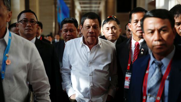 Президент Филиппин Родриго Дутерте прогуливается во время саммита АСЕАН в столице Лаоса Вьентьяне