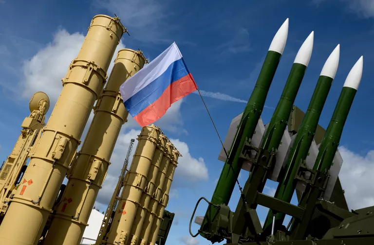 Зенитная ракетная система Антей-2500 и зенитный ракетный комплекс Бук-М2Э на экспозиции Международного военно-технического форума АРМИЯ-2016 Зенитная ракетная система Антей-2500 и зенитный ракетный комплекс Бук-М2Э на экспозиции Международного военно-технического форума АРМИЯ-2016