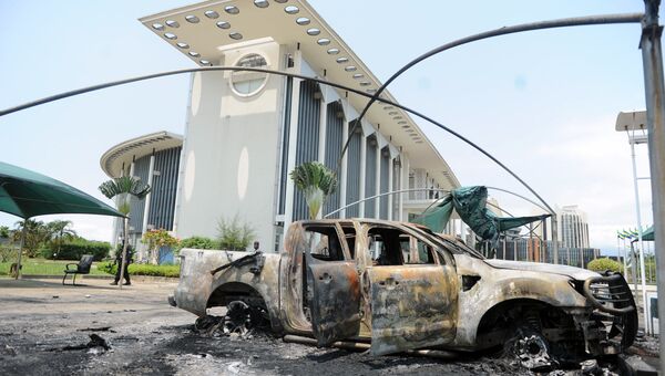 Сгоревший автомобиль у здания правительства в столице Габона Либревиле. 1 сентября 2016