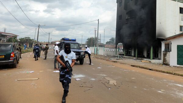 Полицейские во время беспорядков в столице Габона Либревиле