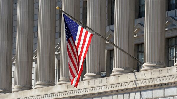 Государственный флаг США на здании министерства торговли в Вашингтоне. Архивное фото