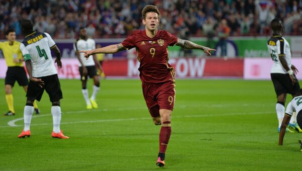 Федор Смолов радуется забитому голу в товарищеском матче между сборными России и Ганы