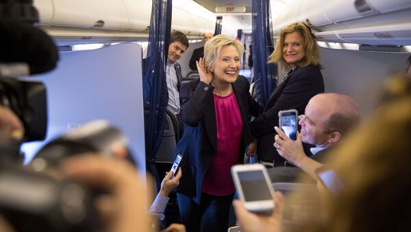 Кандидат в президенты США Хиллари Клинтон с журналистами в самолете