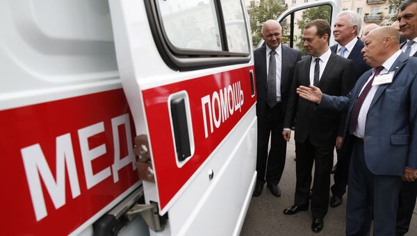 Дмитрий Медведев во время осмотра автомобилей скорой медицинской помощи в Бурятии. 7 сентября 2016