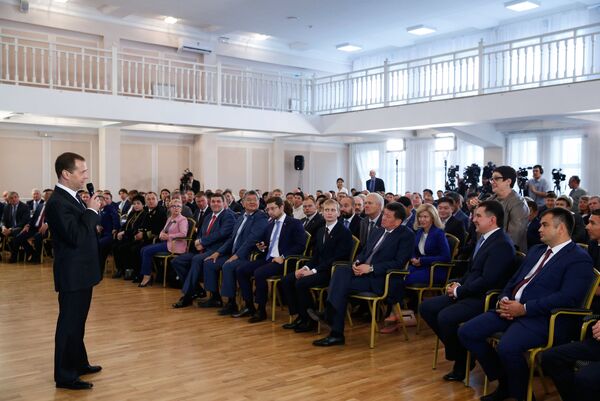 Дмитрий Медведев во время встречи с представителями малого и среднего бизнеса в Улан-Удэ. 7 сентября 2016 Дмитрий Медведев во время встречи с представителями малого и среднего бизнеса в Улан-Удэ. 7 сентября 2016