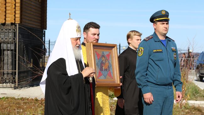 Патриарх Кирилл вручает представителям МЧС Чукотки икону Богородицы Неопалимая Купина. Архивное фото.