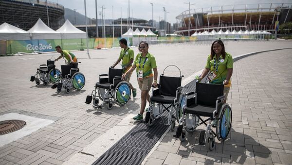 Волонтеры в Олимпийском парке в преддверии XV летних Паралимпийских игр 2016 в городе Рио-де-Жанейро