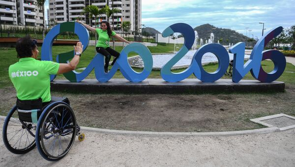 Спортсмен в Олимпийской деревне в преддверии XV летних Паралимпийских игр 2016 в городе Рио-де-Жанейро. Архивное фото