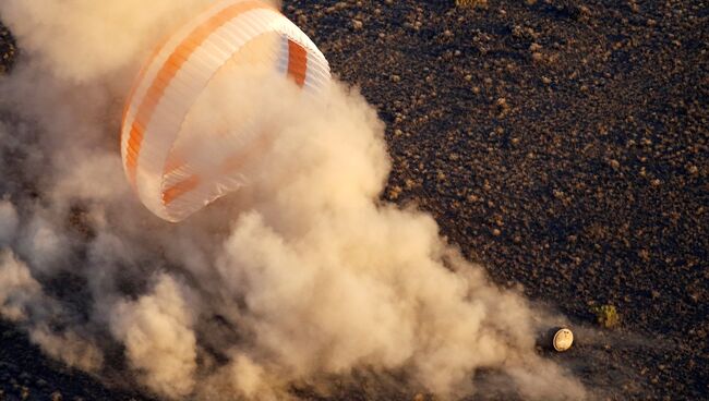 Капсула Союз ТМА-20М с экипажем МКС приземлилась в Казахстане Капсула Союз ТМА-20М с экипажем МКС приземлилась в Казахстане