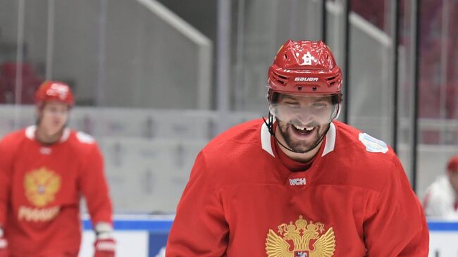 Игрок сборной России по хоккею Александр Овечкин во время тренировки. 5 сентября 2016