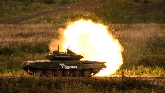 Танк Т-72 во время демонстрационного показа военной техники на полигоне Алабино на Международном военно-техническом форуме АРМИЯ-2016