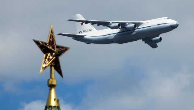 Самолет АН-124-100 во время репетиции воздушной части военного парада в Москве в ознаменование 70-летия Победы в Великой Отечественной войне.  Архивное фото