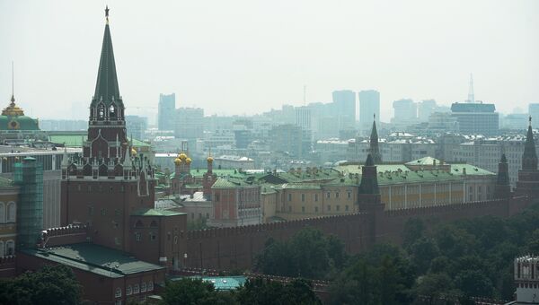 Вид на Троицкую башню Московского Кремля с крыши здания, расположенного на ул. Тверская