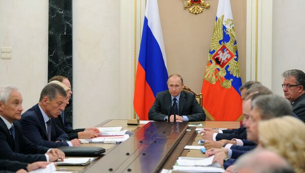 Президент РФ Владимир Путин проводит в Кремле совещание с членами правительства РФ.  Архивное фото