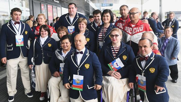Члены паралимпийской сборной России по пауэрлифтингу перед началом церемонии открытия Всероссийских паралимпийских соревнований