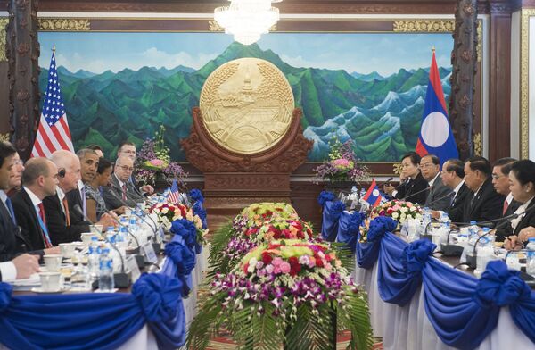 Президент Лаоса Буннянг Ворачит и президент США Барак Обама на встрече в рамках саммита АСЕАН в Лаосе
