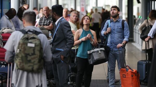 Задержка рейсов в лондонском аэропорту Сити после того, как группа протестующих заняла часть взлетно-посадочной полосы