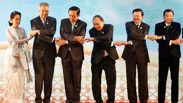 Лидеры стран участниц саммита АСЕАН во время церемонии фотографирования
