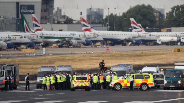 Акция протеста на взлетно-посадочной полосе аэропорта Сити в Лондоне